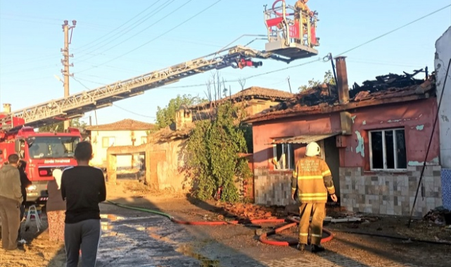 İzmir'de 3 müstakil ev yandı