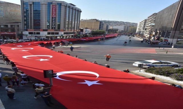 İzmir'in düşman işgalinden kurtuluşunun 99'uncu yıl dönümü coşkuyla kutlandı