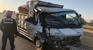 Kamyonetle minibüsün çarpıştığı kazada 2 kişi yaralandı