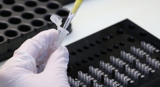 Kovid-19 aşısı olmayan işçilerden haftada bir kez PCR testi istenecek