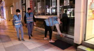 Manisa'da Ülkü Ocakları esnafa "siftah parası" bıraktı