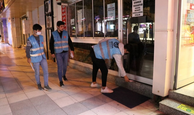 Manisa'da Ülkü Ocakları esnafa "siftah parası" bıraktı