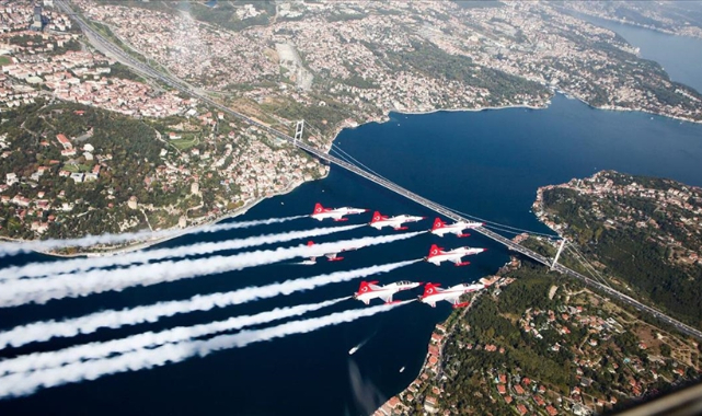 Türkiye ve Azerbaycan uçakları İstanbul Boğazı'nda selamlama uçuşu yaptı