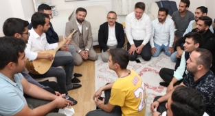 Başkan Sürekli’den gençlerle türkülü sohbet