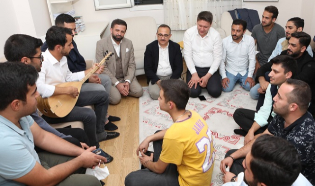 Başkan Sürekli’den gençlerle türkülü sohbet