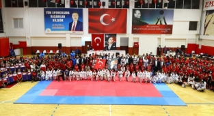 Bayraklı’da Kış Spor Okulları Coşkuyla Açıldı