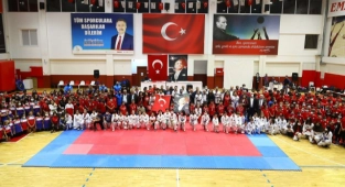 Bayraklı’da Kış Spor Okulları Coşkuyla Açıldı