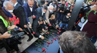 Bayraklı, Depremde Yaşamını Yitiren Canları Andı