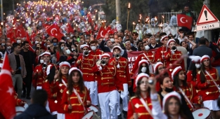 Cumhuriyet Meşalesi Binlerin Coşkusuyla Bayraklı’yı Aydınlattı