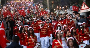 Cumhuriyet Meşalesi Binlerin Coşkusuyla Bayraklı’yı Aydınlattı