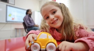 Depreminde kaybettiği oğlunun adını okullarda yaşatıyor