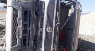 Devrilen hafriyat kamyonunun sürücüsü öldü