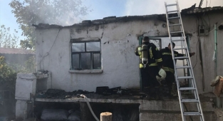 Evde çıkan yangın itfaiye ekiplerince söndürüldü