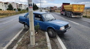 Hafriyat kamyonunun çarptığı otomobildeki 2 kişi yaralandı