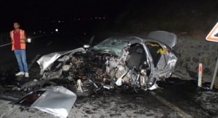 İki otomobilin çarpıştığı kazada 1 kişi öldü, 1 kişi yaralandı