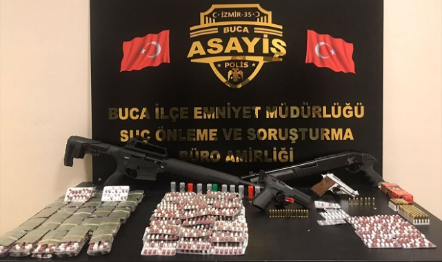 İzmir'de uyuşturucu ticareti iddiasıyla 2 şüpheli tutuklandı