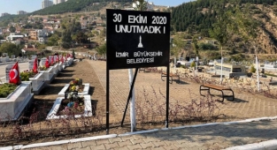 İzmir depreminde hayatını kaybedenler mezarları başında anıldı