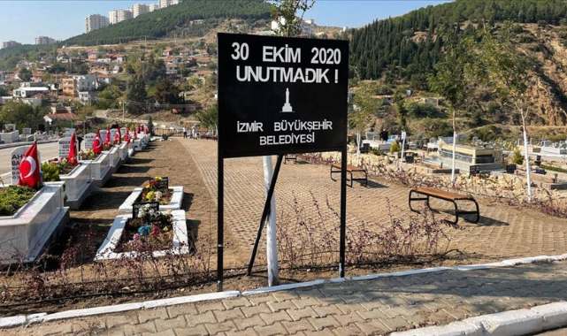 İzmir depreminde hayatını kaybedenler mezarları başında anıldı