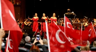 Karşıyaka’da yürekler Cumhuriyet için attı