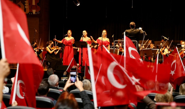 Karşıyaka’da yürekler Cumhuriyet için attı