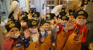 Karşıyakalı minikler pasta yapma atölyesinde!