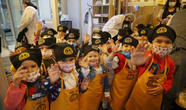 Karşıyakalı minikler pasta yapma atölyesinde!