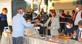 Kibar Pazaryeri'nde tezgahlar sahiplerini buldu