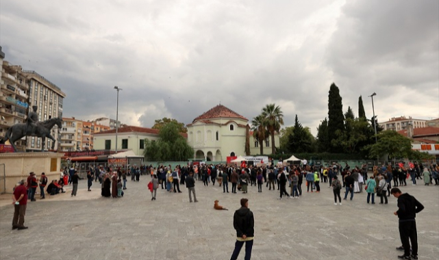 Kovid-19 aşısı karşıtları, İzmir'de miting düzenledi