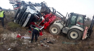 Kütahya'da beton mikseri devrildi, sürücü öldü