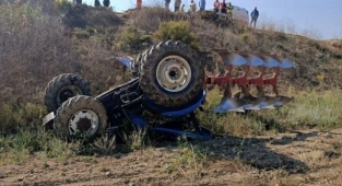 Manisa'da devrilen traktörün sürücüsü öldü