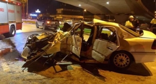 Otomobilin köprü ayağına çarpması sonucu 3 kişi öldü