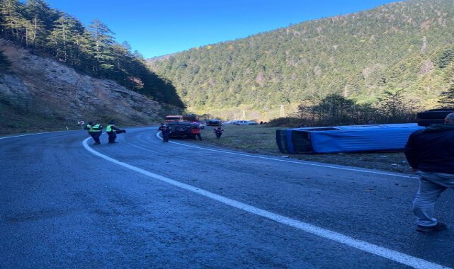 Rize'de cezaevi aracı devrildi: 11 yaralı