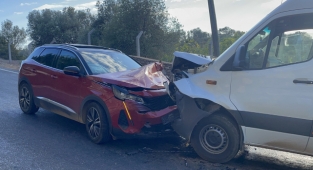 Servis minibüsüyle cipin çarpışması sonucu 22 kişi yaralandı