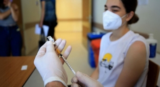 Toplumun yüzde 90'ı tam doz aşılanmalı