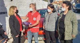 AK Parti'li kadınlardan, Türk Kızılay çalışanına sürpriz kutlama