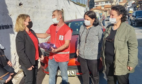 AK Parti'li kadınlardan, Türk Kızılay çalışanına sürpriz kutlama