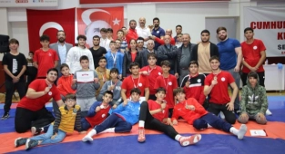 Bayraklı'nın Çocukları Güreş Müsabakalarına Damga Vurdu