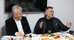 Depremzedeler Başkan Sandal’ı Bağrına Bastı