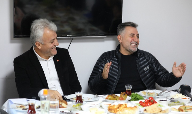 Depremzedeler Başkan Sandal’ı Bağrına Bastı