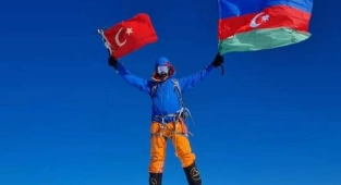 Deü’den Giden Al Bayrağımız Ağrı Dağı’nın Zirvesinde