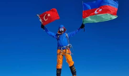 Deü’den Giden Al Bayrağımız Ağrı Dağı’nın Zirvesinde