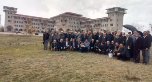 Emekli öğretmenler öğrenciler ve mezunlar bir araya geldi