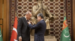 Erdoğan'a Türkmenistan Devlet Nişanı takdimi