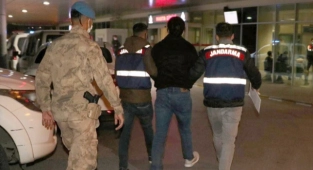 FETÖ soruşturması kapsamında aranan 2 kişi İzmir'de yakalandı