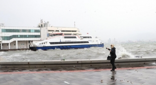 İzmir'de  vapur ve tren seferlerinde aksama yaşanıyor