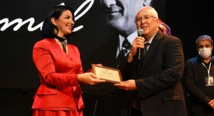 'Kemal' Karabağlar'da ayakta alkışlandı