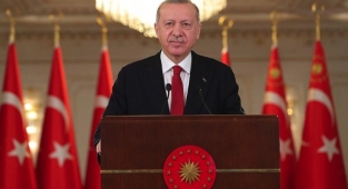 Kılıçdaroğlu'ndan kazandığı tazminatı burs olarak bağışladı