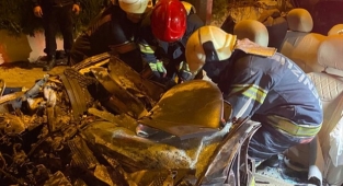 Park halindeki tıra çarpan otomobilin sürücüsü öldü,