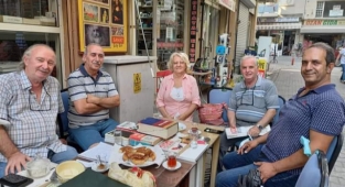 Şiir Ve Edebiyatseverlerin Karşıyaka'da ki Adresi ‘Sanat Kafe’