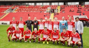 SMA hastası çocuk için "Şöhretler Karması" futbol oynadı